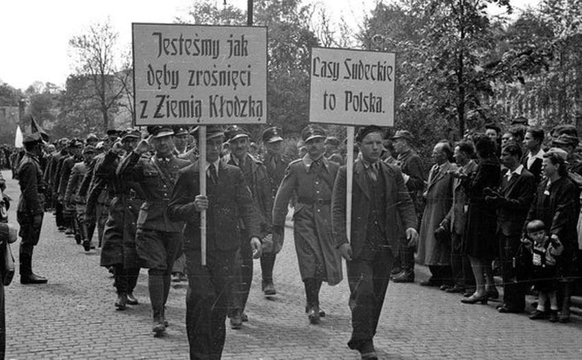 Fot 3. Demonstracja Polaków przeciwko rewindykacji Kłodzko