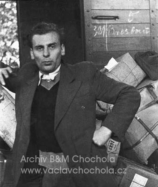 Fot 6. Zdenek Tmej podczas pracy przy przesyłkach na dworcu Archiv B&M Chochola