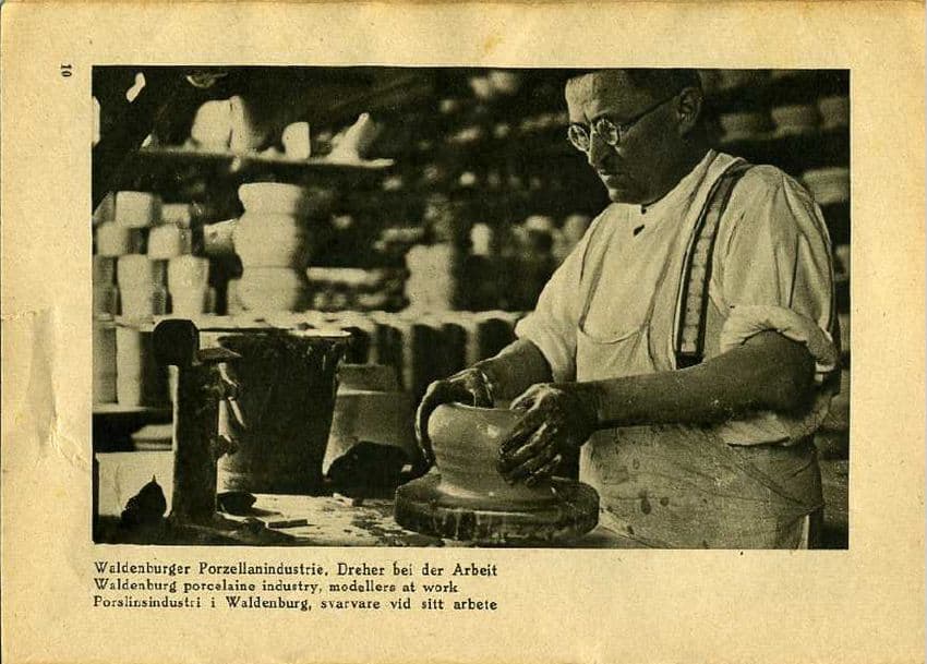 Fot 10. Wałbrzyski przemysł porcelanowy. Modelarz przy pracy fot. Semm Breslau