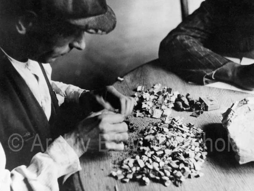 Fot 12. Wytwarzanie papierosów z petów Archiv B&M Chochola