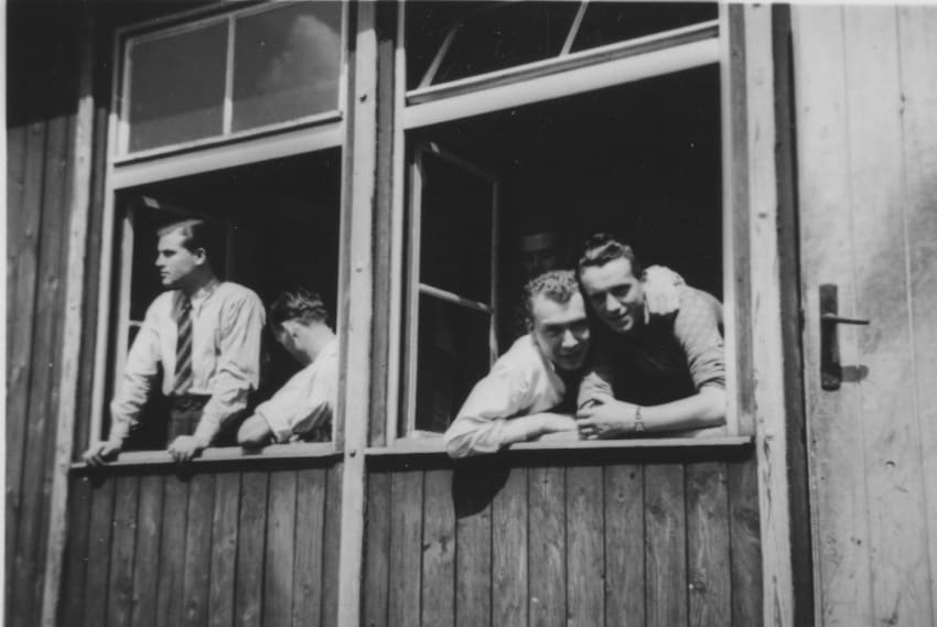 Fot 14. Czesi z obozu w Pełcznicy w oknach baraku. fot. archiwum Josef Masopust