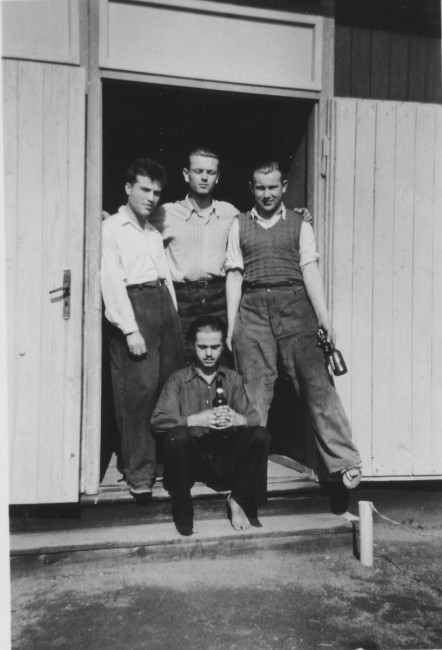 Fot 15. Czesi z obozu w Pełcznicy w drzwiach baraku z piwkiem. fot. archiwum Josef Masopust