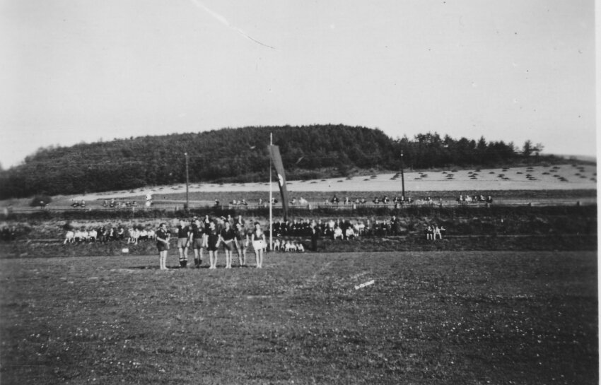 Fot 17. Czesi z obozu w Pełcznicy przed meczem. fot. archiwum Josef Masopust