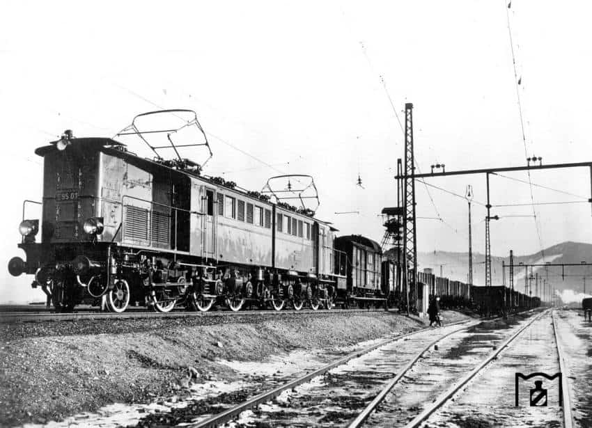 Fo10. Skład towarowy z lokomotywą E 95 stacja Wałbrzych Gł.