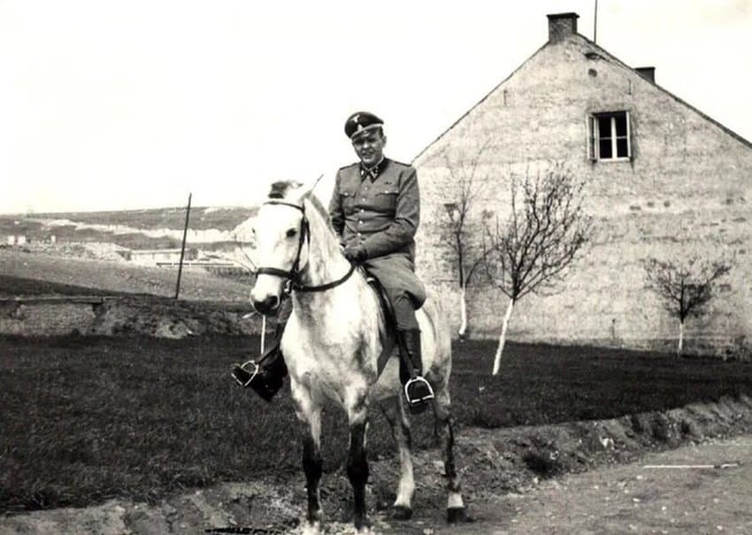 Fot 2. Amon Göth na koniu